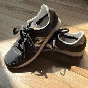 New Balance women’s 720 Retro Sneaker Black Size 8